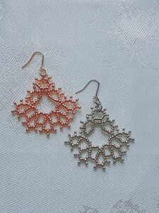 レインボー ピンク 花柄 レース 楕円型 手染めビーズ ペイント 大ぶり ピアス レインボー ピンク 花柄 レース 楕円型 手染めビーズ ペイント